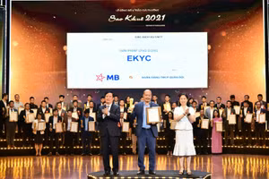 Ông Nguyễn Đức Huy – Phó giám đốc Khối Ngân hàng số MB đại diện nhận giải thưởng.