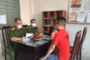 Lực lượng chức năng làm việc với đại diện cơ sở.