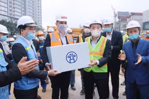 Chủ tịch Chu Ngọc Anh thăm chúc Tết một số đơn vị ứng trực dịp Tết. 