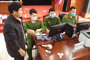 Người dân tại địa điểm cấp CCCD.