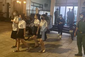 Lực lượng chức năng làm rõ hành vi vi phạm quy định phòng dịch Covid-19.
