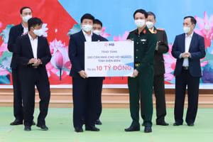Ông Lê Quốc Minh – Phó Tổng giám đốc MB trao tặng 200 căn nhà tới tỉnh Điện Biên.
