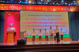 Khen thưởng em Ngô Thị Tuyết Mai - HS lớp trưởng lớp 9A1, Trường THCS Lê Quý Đôn thủ khoa môn Ngữ văn thi vào lớp 10.