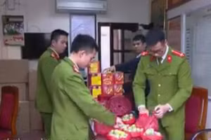 Lực lượng chức năng kiểm tra số pháo.