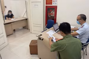 Lực lượng chức năng làm việc với cá nhân vi phạm.