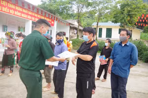 Bộ đội Biên Phòng tuyên truyền phòng dịch cho người dân vùng cao.