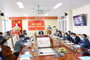Ông Nguyễn Văn Thêm trình bày báo cáo tại điểm cầu Sở GD&ĐT.