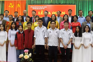 Chủ tịch Chủ tịch UBND tỉnh Lê Ánh Dương cùng lãnh đạo Sở GD&ĐT, các thầy cô giáo và học sinh trong Lễ ra quân các đội tuyển ngày 14/12/2020.