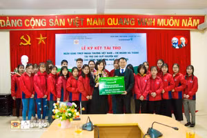 Trao tặng 300 triệu đồng cho Quỹ khuyến học Trường Cao đẳng nghề Chất lượng cao Hà Nội.