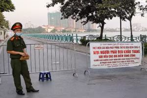 Lực lượng chức năng duy trì chốt khu vực công cộng tuyên truyền, nhắc nhở phòng dịch Covid-19.