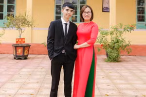  Cô Đoàn Thị Thuý và em Thân Trọng An - Thủ khoa khối A1.