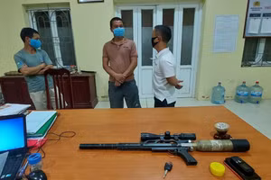 Súng, đạn và nhóm người ra đường không lý do mang theo.