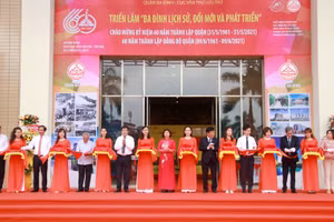 Các đại biểu cắt băng Khai mạc triển lãm "Ba Đình lịch sử, đổi mới và phát triển".