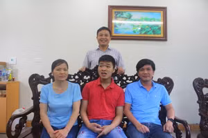 Thầy cô và gia đình chia vui với Nguyễn Đức Thuận (áo đỏ) về những thành tích học tập đạt được (Ảnh Đăng Chung).