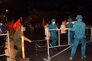 Lực lượng chức năng dỡ phong tỏa điểm cách ly (Ảnh minh họa).