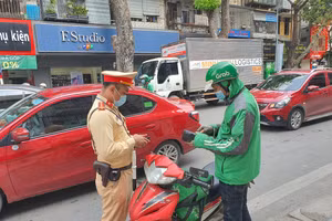 Lực lượng CSGT làm nhiệm vụ tại nút giao thông Hai Bà Trưng - Phan Bội Châu.