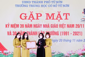 Chủ tịch UBND tỉnh Bắc Ninh Nguyễn Hương Giang trao Bằng khen cho Trường THCS Từ Sơn.