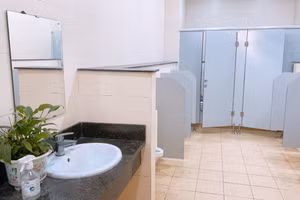 Khu vệ sinh sạch đẹp tại Trường THCS Hàn Thuyên (huyện Lương Tài).