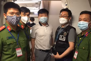 Công an quận Bắc Từ Liêm bàn giao đối tượng Shin Youngho (mặc áo trắng) cho Cảnh sát Quốc gia Hàn Quốc.