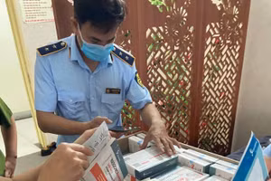 Lực lượng chức năng kiểm tra số hàng hóa.