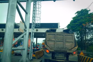 Xe quá khổ quá tải qua trạm thu phí.