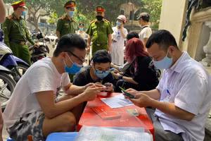 Lực lượng chức năng nhắc nhở, xử phạt các trường hợp không đeo khẩu trang.
