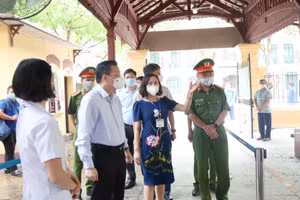 Chủ tịch UBND TP Hà Nội Chu Ngọc Anh kiểm tra công tác phòng dịch tại điểm thi.