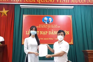 Em Hoàng Hương Giang được Chi bộ Trường THPT Phương Sơn ghi nhận và bồi dưỡng kết nạp vào Đảng.