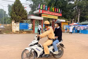 Thượng úy Nguyễn Văn Quyết kịp thời hỗ trợ thí sinh lấy giấy tờ và trở lại Điểm thi trường THPT Lục Ngạn số 1.