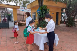 Học sinh trường tiểu học Đông Thành (TP Bắc Giang) hướng dẫn học sinh thực hiện 5K.