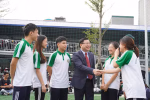 PGS.TS Hoàng Anh Huy - Hiệu trưởng nhà trường cùng sinh viên.