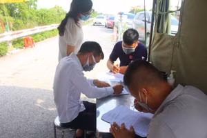 Người dân khai báo y tế tại chốt kiểm soát dịch Covid-19.