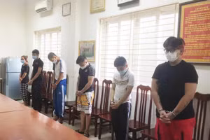 Các đối tượng tại cơ quan công an.