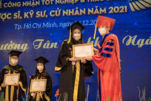 Đại diện Ban giám hiệu HIU trao bằng tốt nghiệp cho tân cử nhân