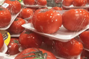 Ngoài vitamin C và quercetin, cà chua còn là một nguồn lycopene tuyệt vời giúp giảm huyết áp. Ảnh: NHẬT LINH.