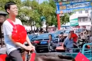 Đỗ đại học danh giá nhất nước, nam sinh được đeo hoa đỏ, cưỡi ngựa về làng
