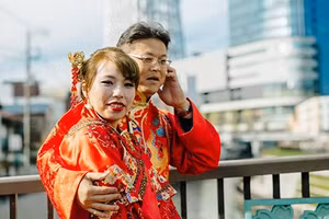 Hầu hết những bức ảnh của đôi vợ chồng trẻ đều được thực hiện rất thô sơ, cấu thả, nhiều góc ảnh kỳ lạ.