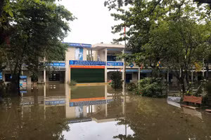 Trường Tiểu học An Phước còn ngập trong nước. 