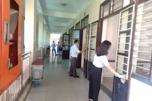 Thầy cô giáo ở Đà Nẵng vệ sinh trường lớp đón HS trở lại trường