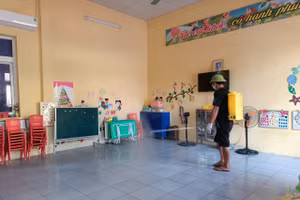 Trường Mầm non Tân Dân phun khử khuẩn vào tháng 7/2021. Ảnh: NTCC