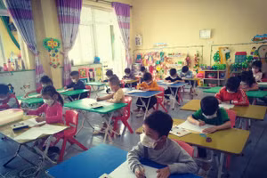 Trẻ mầm non làm quen với chữ số, chữ cái.