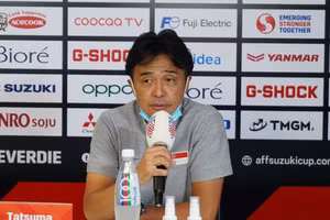 Huấn luyện viên Yoshida khi còn dẫn dắt Singapore tại AFF Cup 2020.