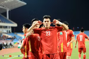 Tiến Linh mừng bàn thắng nâng tỷ số lên 2-0 khi đối đầu Trung Quốc tối 1/2.