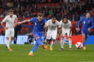 Kane vượt qua Lineker, sánh ngang kỷ lục của Sir Bobby Charlton