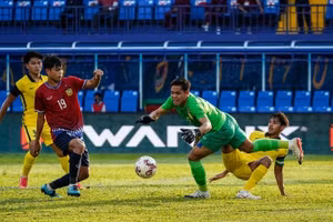 U23 Malaysia bị cổ động viên nhà chỉ trích thậm tệ khi thua Lào 0-2 tối 21/2.