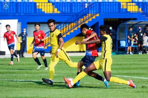U23 Malaysia (áo vàng) thua sốc Lào ở trận ra quân bảng B giải U23 Đông Nam Á.