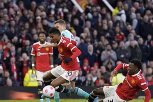 Anthony Elanga đốn ngã và ngăn cản đồng đội Rashford ghi bàn.
