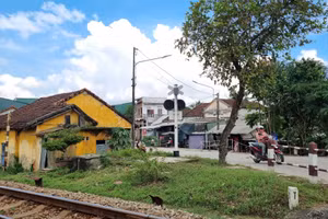 Khối 'Nhà xuống ban' có diện tích khoảng 200m2 đã xuống cấp rõ rệt.