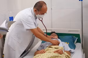 Bệnh nhân sốt xuất huyết điều trị tại Bệnh viện Bạch Mai. Ảnh: BVCC 