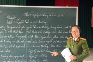 Thiếu tá Nguyễn Thị Hảo - một trong 2 giáo viên đứng lớp.